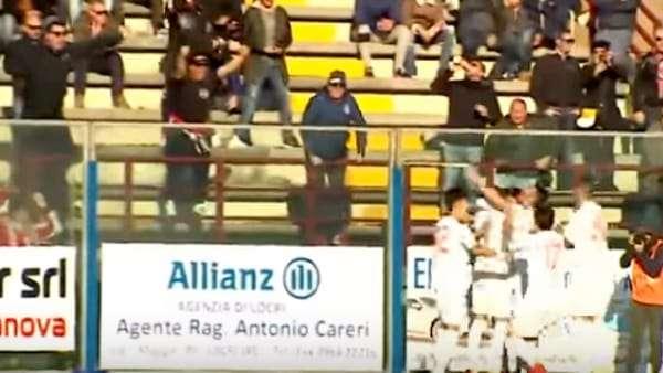 Esulta per un goal del Bari...tifoso precipita dalla ringhiera a Locri...