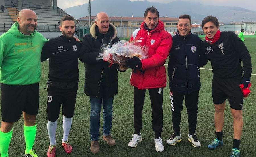 Vultur-Campomaggiore è qui la festa: amichevole e scambio di doni tra le società.