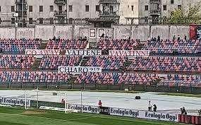 I tifosi del Cosenza lo dicono e scrivono in tutte le lingue... GUARASCIO VATTENE!