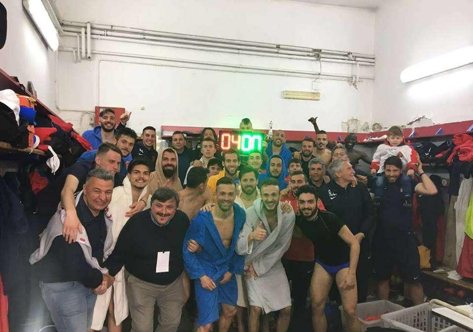 Foto di gruppo con il 4-0 in bella mostra...
