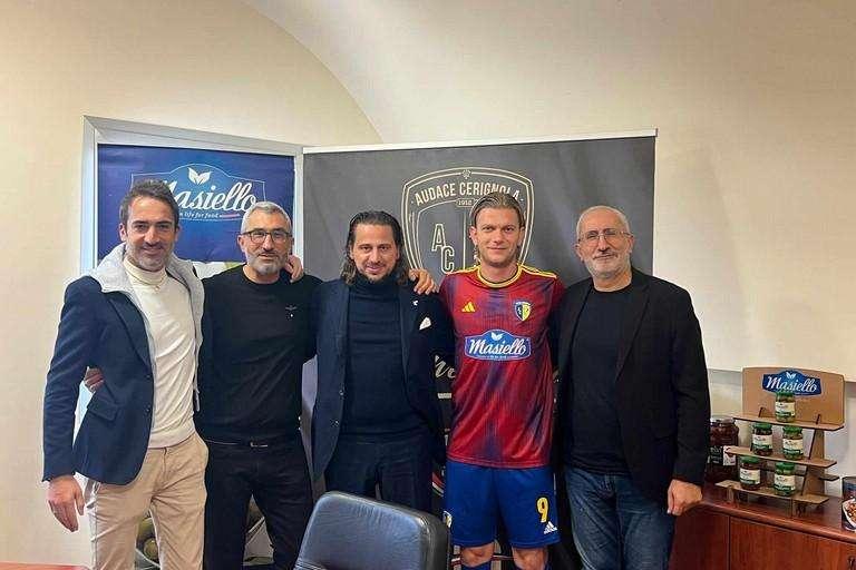 Il Cerignola ha presentato la sua quarta maglia celebrativa ma i tifosi del Potenza hanno notato una cosa