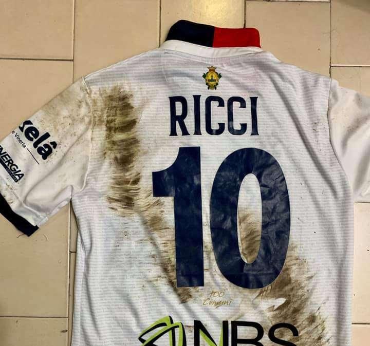 Al termine della partita di Taranto bel gesto dei calciatori rosso-blù Ricci e Sepe