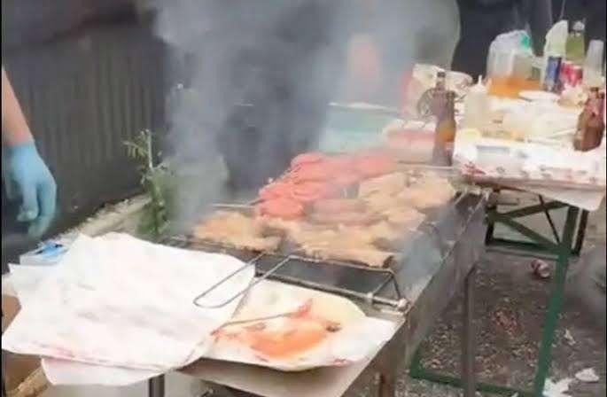 Sudtirol-Bari annullata per la morte del Papa ma i tifosi pugliesi organizzano una grigliata fuori dal "Druso"