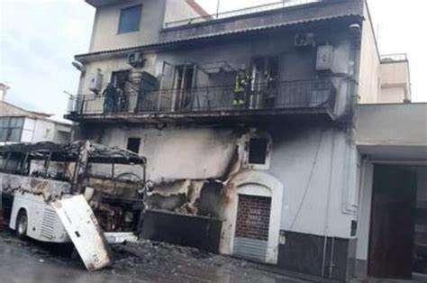 Scontri Paganese-Casertana, le fiamme danneggiano anche una palazzina