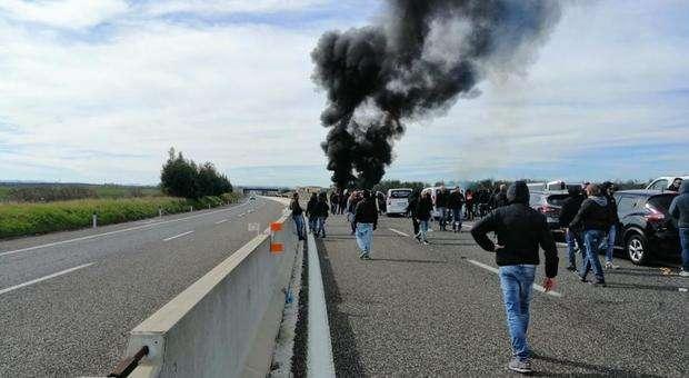 Follia Ultras, i tifosi del Bari incendiano due pulmini di tifosi del Lecce.