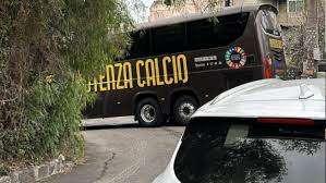 Il bus del Potenza rimane "bloccato" ad Acitrezza