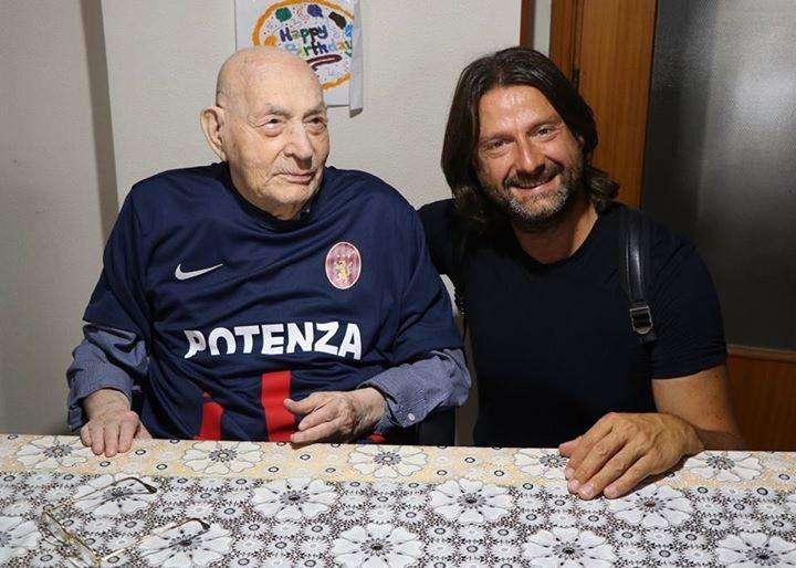 L'omaggio del presidente Caiata al dottor Pistone.