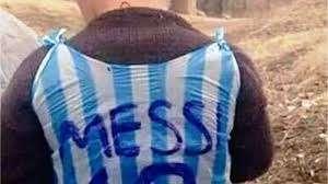 Messi, trovato il suo piccolo fan con la maglia-busta...