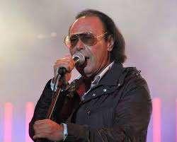 Antonello Venditti augura buona fortuna ad un club di serie D...