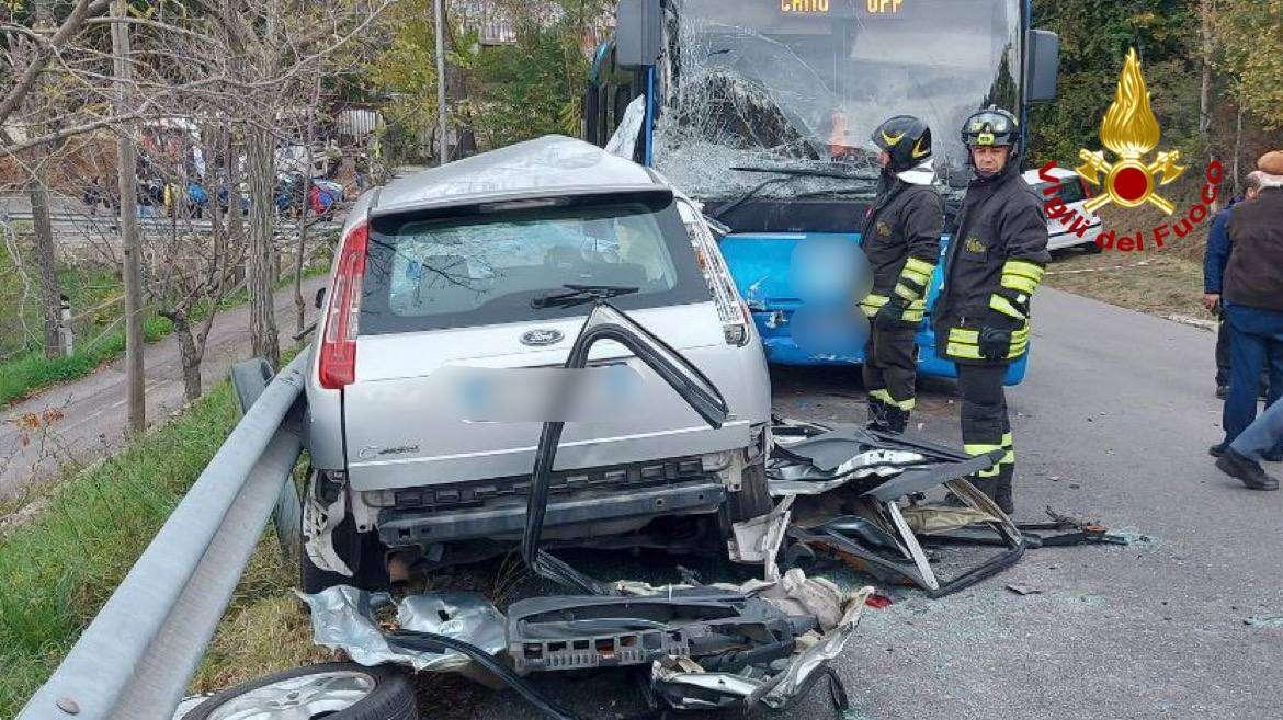Tragedia a Potenza, auto contro bus di studenti: morto un uomo di 35 anni
