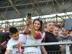 Teramo, dichiarazione sul campo del bomber la Lapadula alla compagna: «Mi sposi?» 