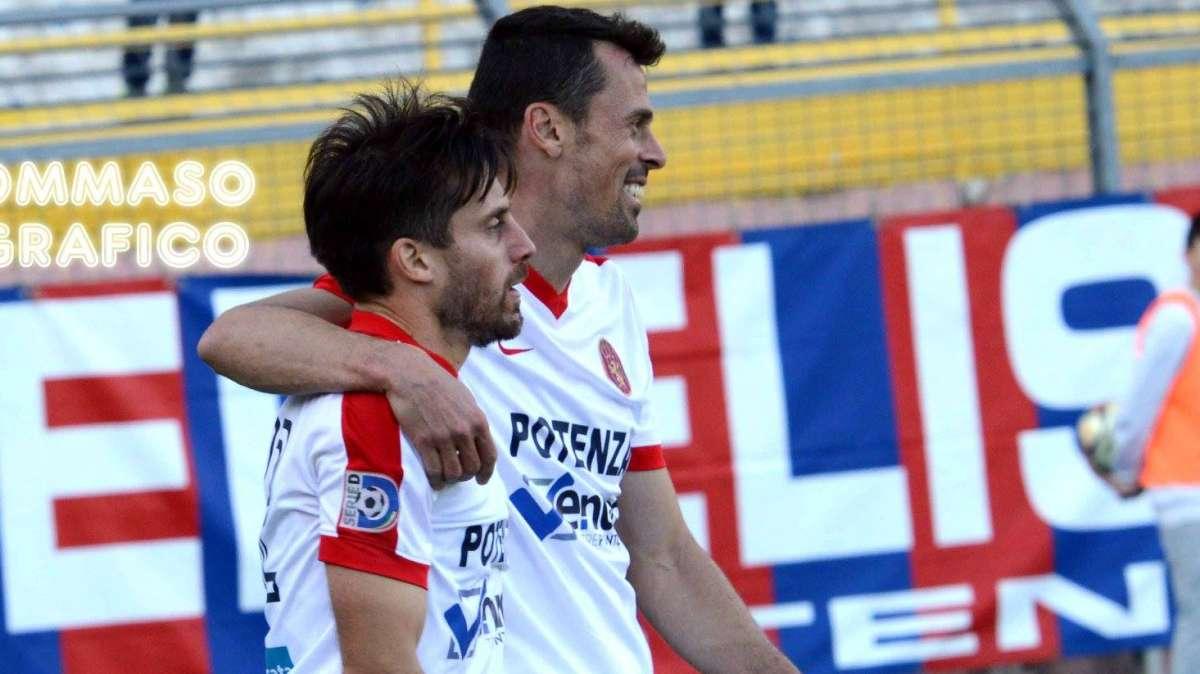 Confermati: mancano poche firme all'appello...