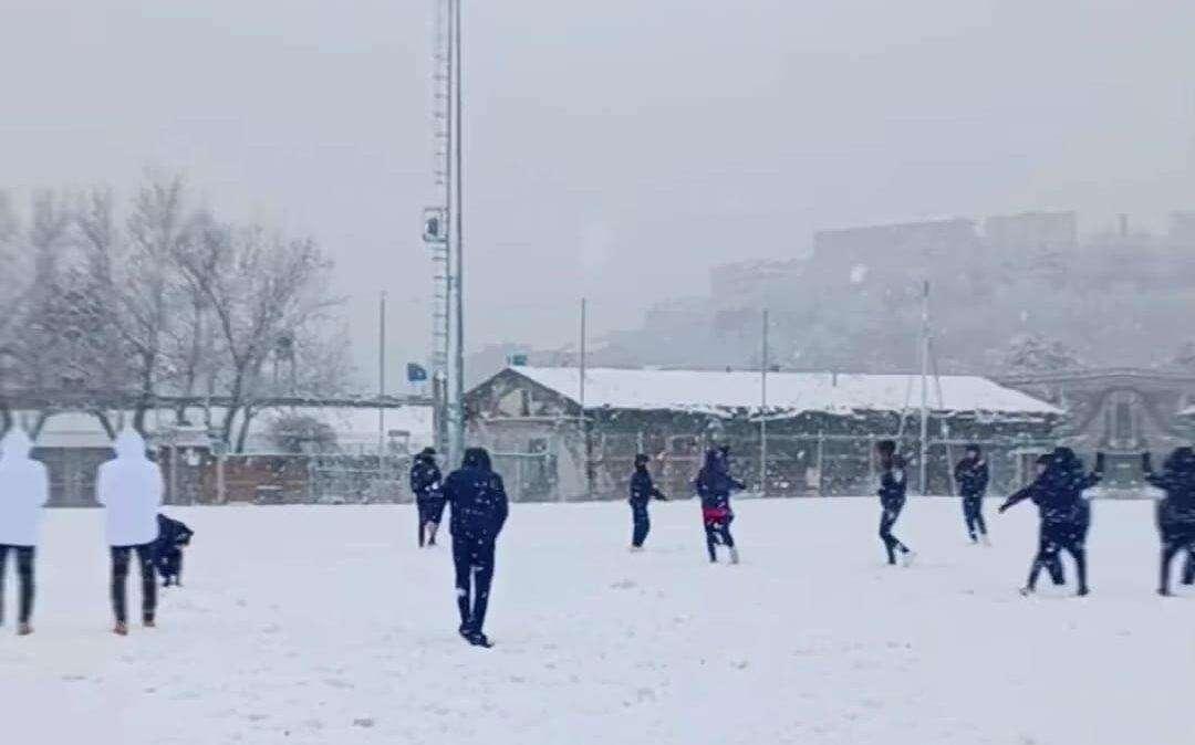 Giovanili rossoblu, partita rinviata? Sfide a... palle di neve