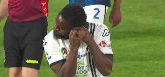 Spezia-Inter, Nzola non riesce a togliersi l'orecchino: mister Thiago Motta lo sostituisce