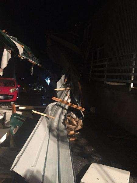 Tromba d'aria a Lauria, il vento spazza via il tetto del palazzetto dello sport. Tra i feriti grave una ragazza.