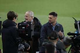 De Laurentiis ci casca ancora, il presidente del Napoli interrompe l'intervista di Politano a Sky e poi dà una manata alla telecamera