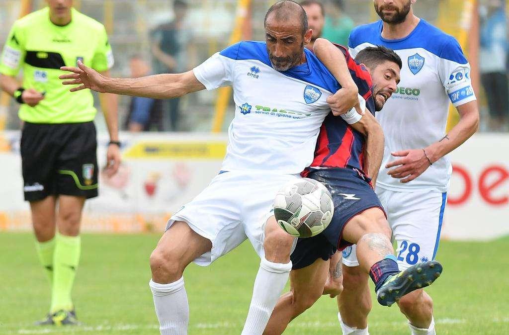 Il Matera non molla Mattera: scatta il derby per il difensore...