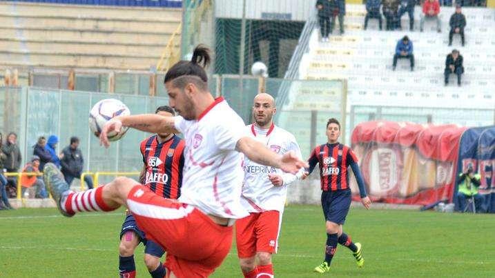 Altamura, Gambuzza incendia il mercato: "Ricevuto un paio di telefonate".