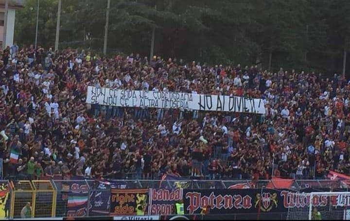 Curva Ovest in silenzio per i primi quindici minuti di gioco... ecco perchè...