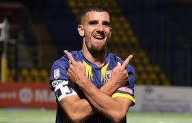 Il Giugliano con i goal degli ex Potenza Salvemini e Cargnelutti affondano l'Avellino al termine di una partita incredibile