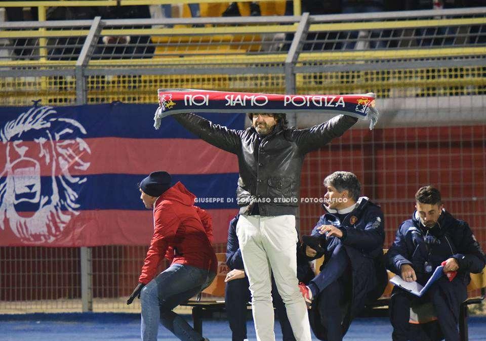 UN LEONE IN GABBIA...