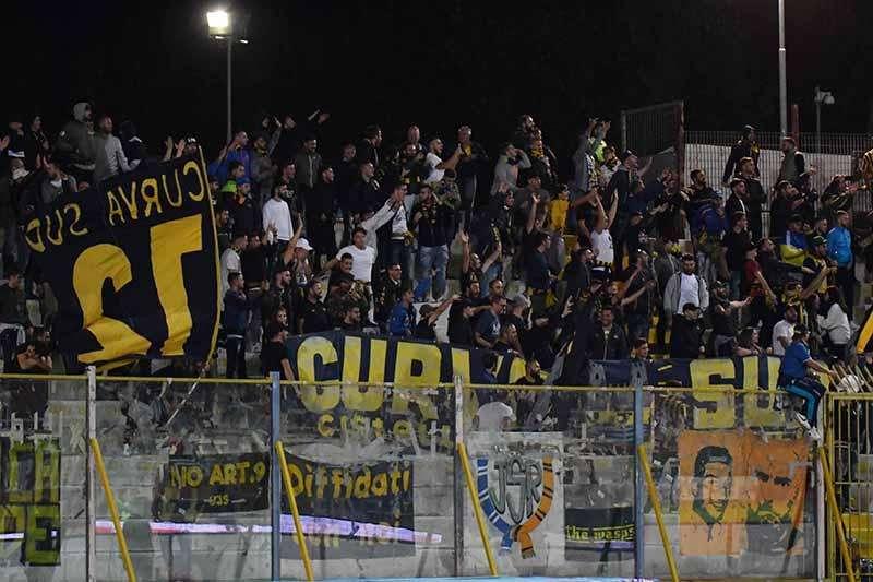 Tensioni e Tensione ieri a Castellammare di Stabia tra i tifosi delle vespe e quelli del Bari