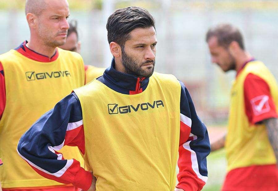 Due calciatori salutano la Cavese...