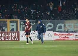Caos a Foggia, alcuni tifosi rosso-neri entrano in campo e cercano di aggredire l'ex di turno Iemmello