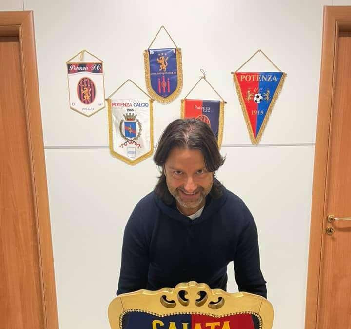 Il presidente del Potenza Caiata riceve un simpatico regalo dalla sua squadra