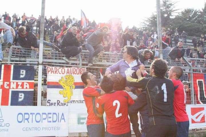 Dalla balaustra della Curva Ovest alla scrivania con mister Capuano comune denominatore, ecco il messaggio Social del dg del Potenza Scalese