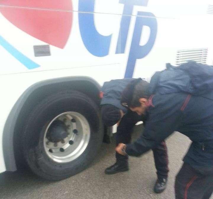 Tagliata una gomma al bus del Taranto.