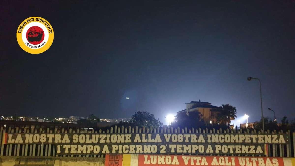 Caos per Brindisi-Benevento, la curva giallo-rossa la prende con ironia: “Primo tempo a Picerno, secondo a Potenza”