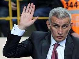 ...non solo in Italia amano "rinchiudere" gli arbitri...