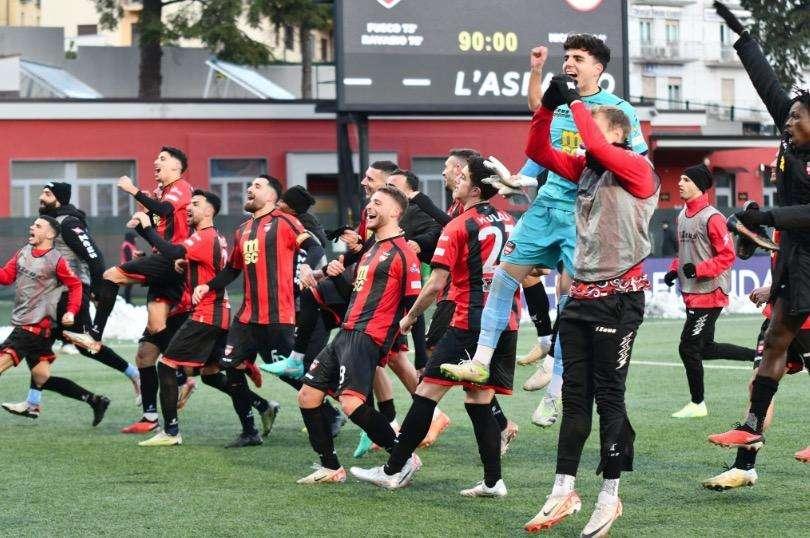 Il Sorrento celebra la permanenza in Lega Pro, "C…SAREMO"