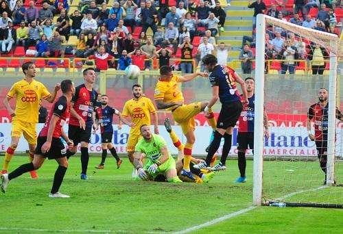 Applausi per il Potenza... fischi per il Catanzaro...