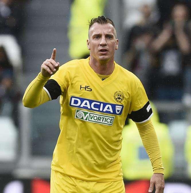 Crotone, senti Maxi Lopez: “Lotito è presidente Figc, se non si riprende scoppia guerra”. Ma il suo club si dissocia.