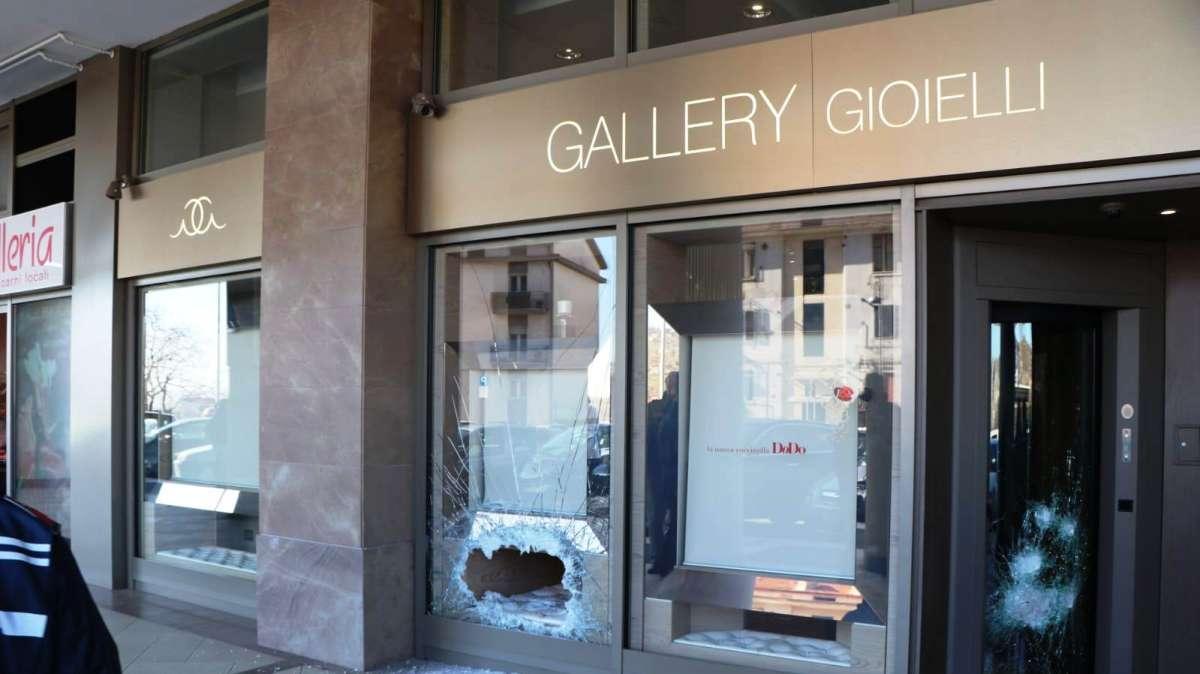 Nella notte rapina da film alla gioielleria di un ex presidente del Potenza...