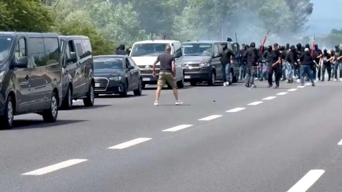 Gruppi di tifosi di Juventus e Atalanta si scontrano in autostrada prima della finale di Coppa Italia