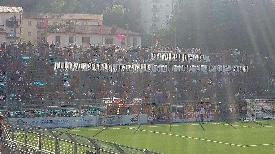 Anche i tifosi rivendicano uno stadio degno di tal nome...