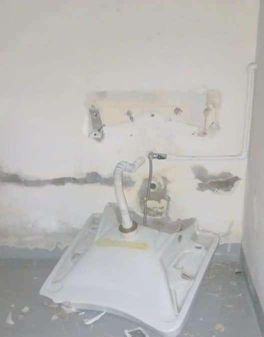 ... E BAGNI DISTRUTTI. 