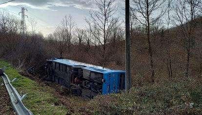 Baragiano, scontro tra bus con a bordo studenti e un'auto: un ferito è grave