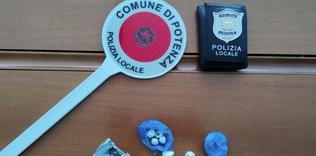 Potenza, arrestato presunto pusher nella zona residenziale nord: aveva 8 grammi di eroina pronti per la vendita