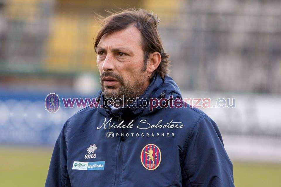 Al termine della partita con la Ternana mister Raffaele a colloquio sotto la Ovest.