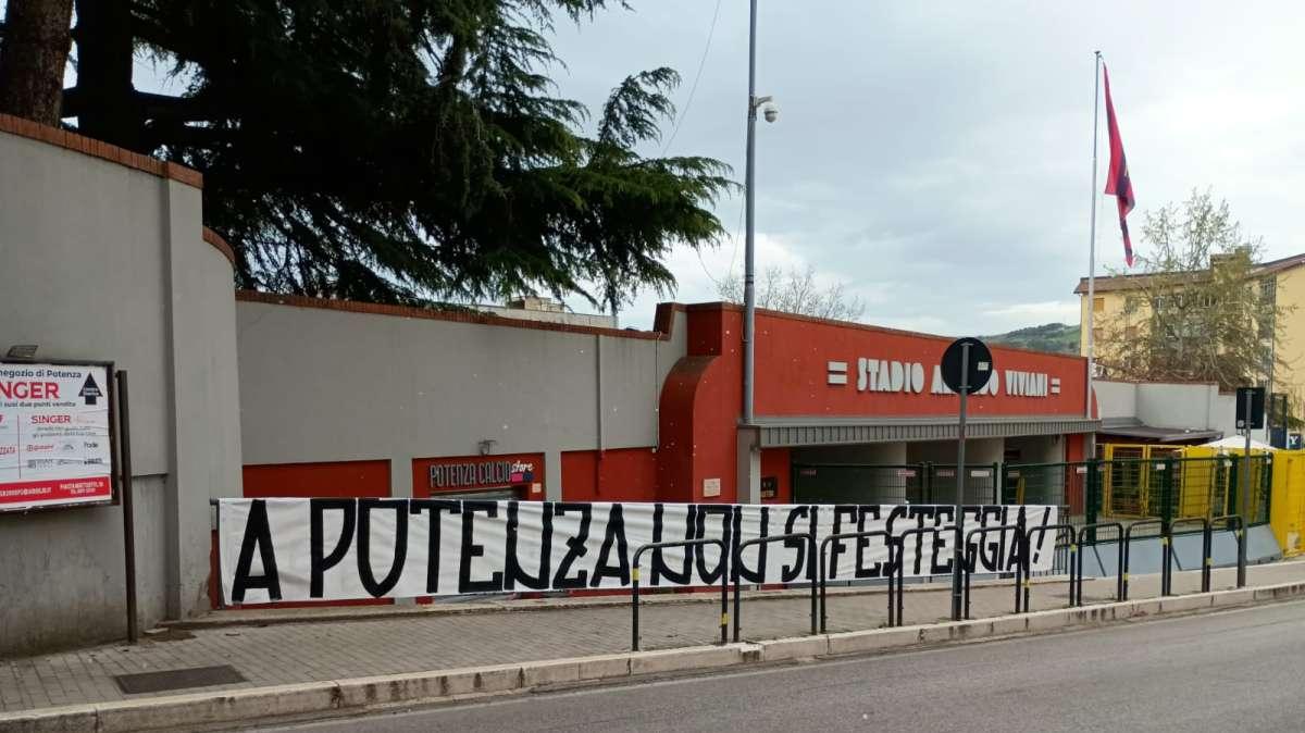 "A Potenza non si festeggia...", il messaggio dei tifosi rossoblu