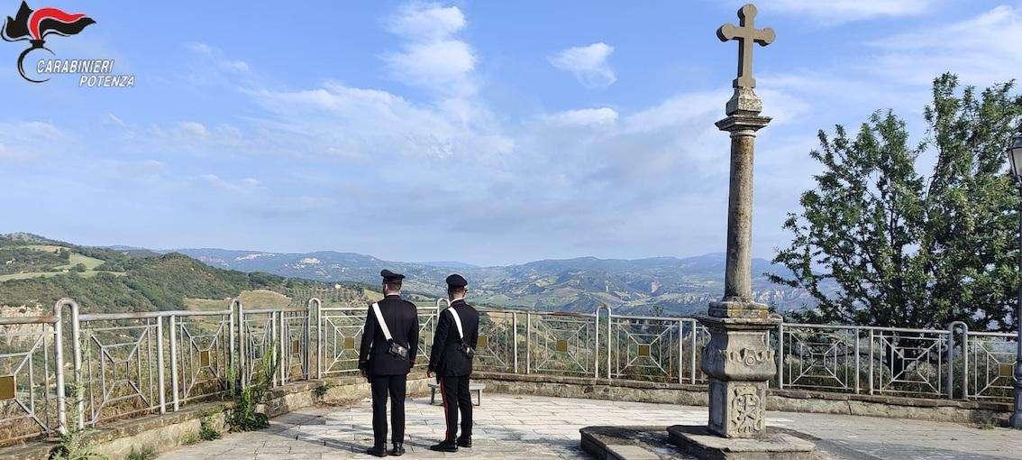 Minaccia di gettarsi dal terrazzo della propria abitazione, salvata dai Carabinieri della compagnia di Senise