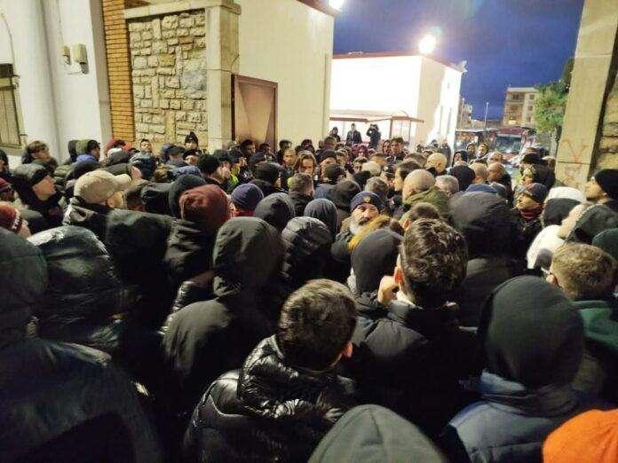 Dopo la pesante sconfitta con il Crotone i tifosi del Trapani contestano la loro squadra mentre il presidente Antonini parla su X
