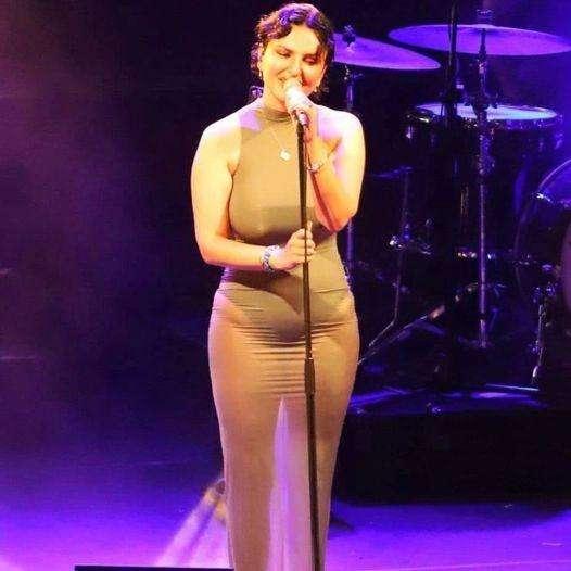 Arisa fischiata ed insultata a Gioia Del Colle ma poi arriva il bel gesto della cantante pignolese