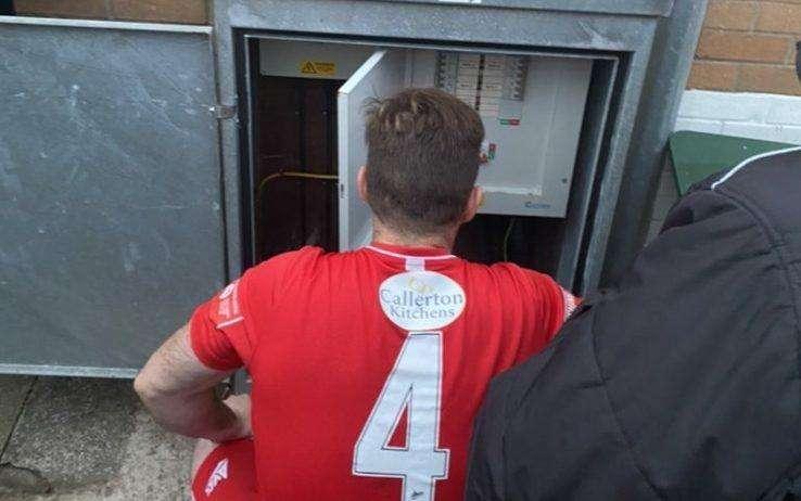 I riflettori dello stadio vanno ko? Nessuna paura il calciatore-elettricista li ripara