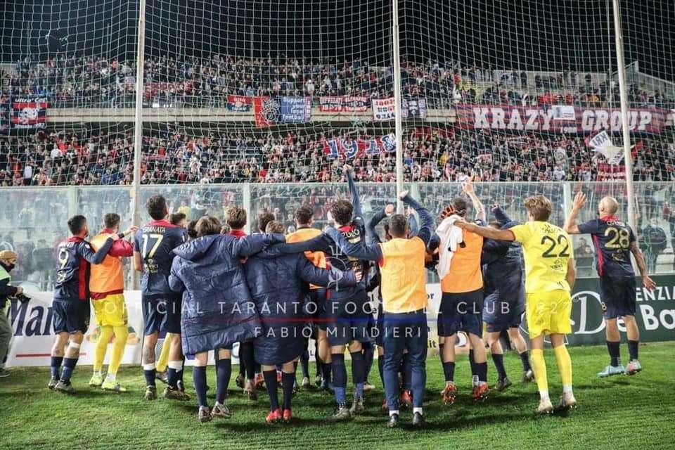 Indagine della Procura Federale perchè i calciatori del Taranto cantano chi non salta è un barese