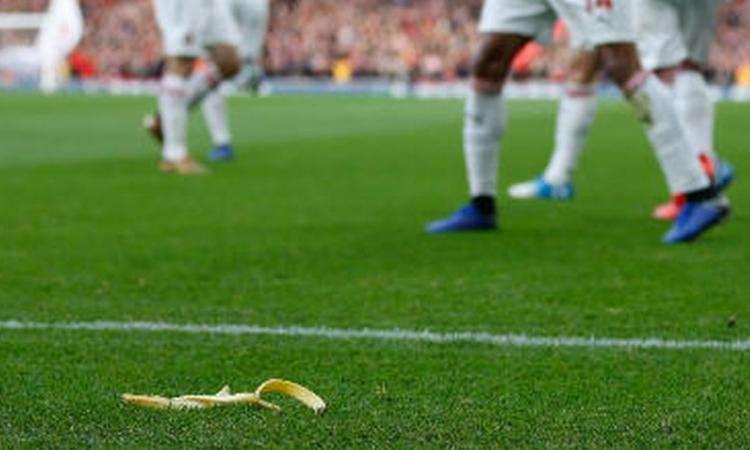 In Inghilterra non si scherza... arrestato ultrà del Tottenham per una buccia di banana...